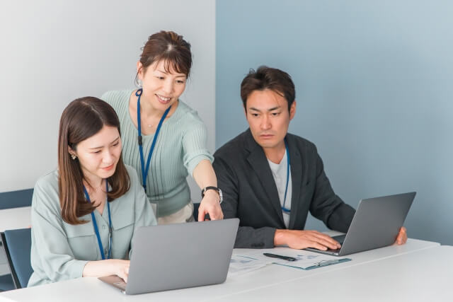 職場で協力している3人の同僚
